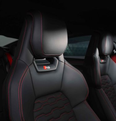 Sports seat with contrast stitching in red 