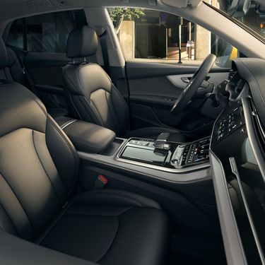 Side cockpit view Audi Q8